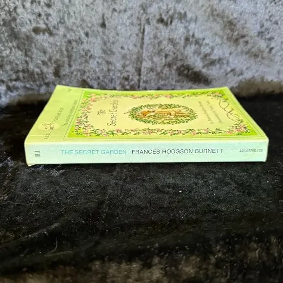 The Secret Garden by Frances Hodgson Burnett | 1973 | Vintage Yearling Paperback - Picture 9 of 10